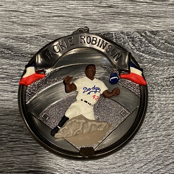 Hallmark | Baseball Heroes: Jackie Robinson (1997) - Keepsake Ornament - Picture 8 of 11
